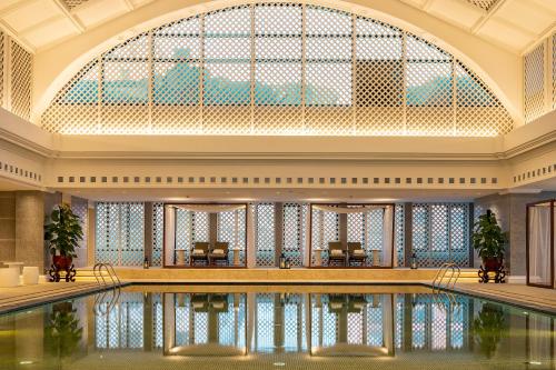 Piscine de l'établissement Grand Hotel Beijing Forbidden City ou située à proximité