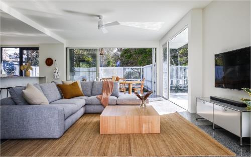 Μια τηλεόραση ή/και κέντρο ψυχαγωγίας στο Byron Bay Accom - North Beach Houses 44 Bayshore Drive - No pool in studio