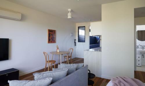 Μια τηλεόραση ή/και κέντρο ψυχαγωγίας στο Byron Bay Accom - North Beach Houses 44 Bayshore Drive - No pool in studio