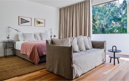 Ένα ή περισσότερα κρεβάτια σε δωμάτιο στο Byron Bay Accom - North Beach Houses 44 Bayshore Drive - No pool in studio