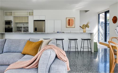 Η κουζίνα ή μικρή κουζίνα στο Byron Bay Accom - North Beach Houses 44 Bayshore Drive - No pool in studio