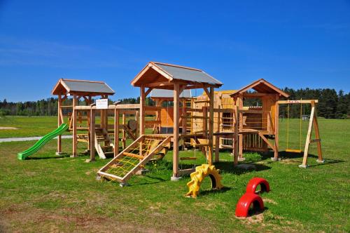Ο χώρος παιχνιδιού για παιδιά στο Campsite Leiputrija