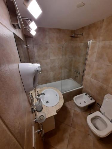 uma casa de banho com um lavatório, um WC e um chuveiro em Exclusivo Departamento Céntrico em San Carlos de Bariloche