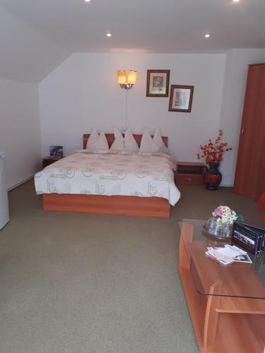 - une chambre avec un grand lit dans l'établissement Pensiunea Floare de Colt, à Sinaia