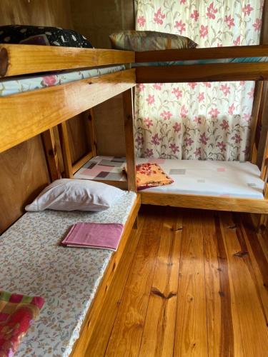 Двухъярусная кровать или двухъярусные кровати в номере Vilma's Homestay