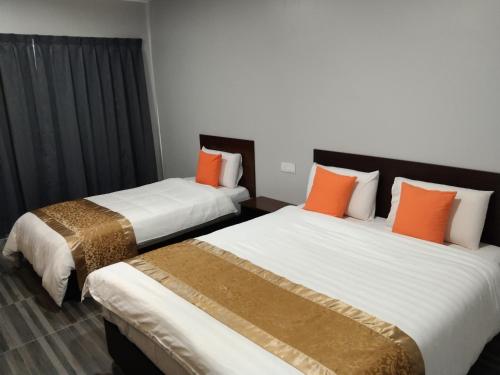 One World Hotel tesisinde bir odada yatak veya yataklar