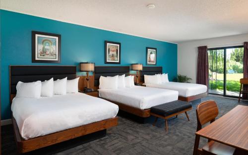 Un pat sau paturi într-o cameră la Sapphire Motel Midtown Bozeman