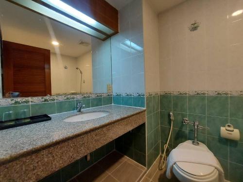 Koupelna v ubytování M Hotel Danok