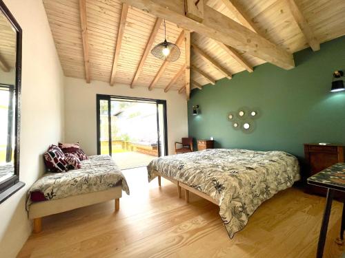 ein Schlafzimmer mit einem Bett und einer Bank darin in der Unterkunft Maison moderne idéale famille à 10 mn de la plage in Labenne