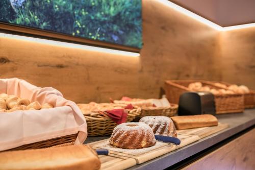 een aanrecht met brood en broodmanden bij Aparthotel Markushof in Wagrain