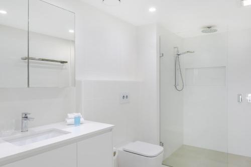 un bagno con wc, lavandino e doccia di Ocean Sands Resort a Gold Coast