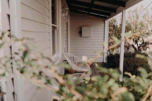 アルバニーにあるThe Allotment Albany - Centrally Located Cottage in Old Albanyの家の玄関に座るベンチ