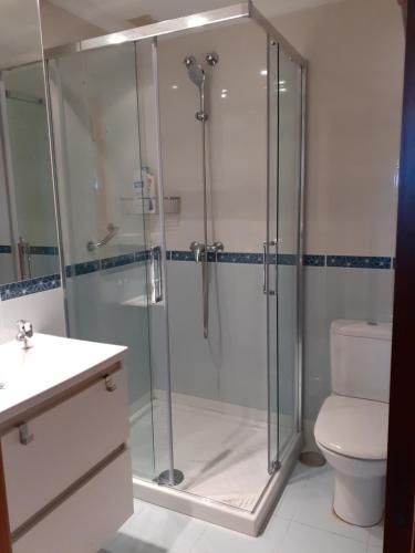 Kúpeľňa v ubytovaní Atico céntrico con piscina comunitaria
