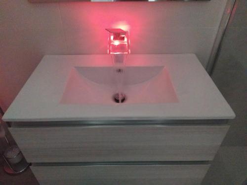 un lavandino in un bagno con una luce rosa di Help a Santeramo in Colle