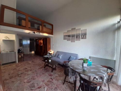 un salon avec un canapé et une table dans l'établissement PORTICCIO BRILOC APPART DUPLEX à 150m de la plage., à Porticcio