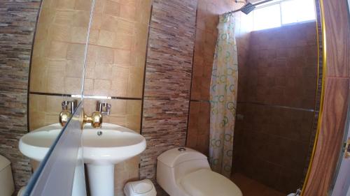 Bathroom sa Sumaq Wari Hotel