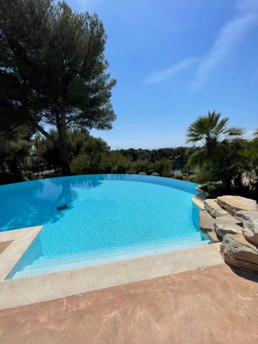 uma grande piscina com água azul em Appartement avec magnifique vue Piscine Lac et Mer Ref RDL 113 em Saint-Raphaël