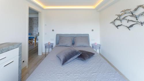 ein Schlafzimmer mit einem Bett mit zwei Kissen darauf in der Unterkunft Strandurlaub Rügen "Lütt Matten" in Binz