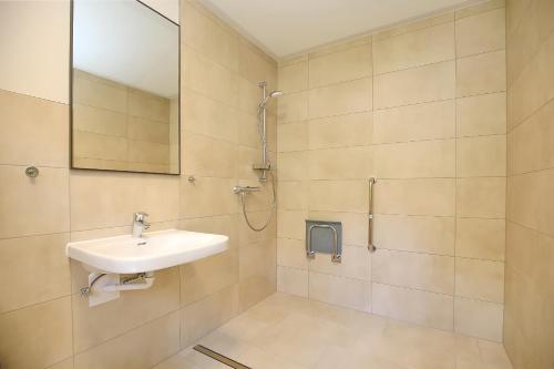 a bathroom with a sink and a shower at Strandvilla Krabbe Wohnung 15 in Boltenhagen
