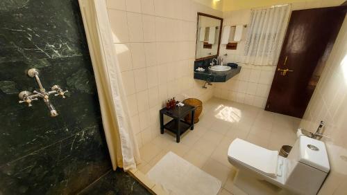 Bandhavgarh Jungle Lodge tesisinde bir banyo