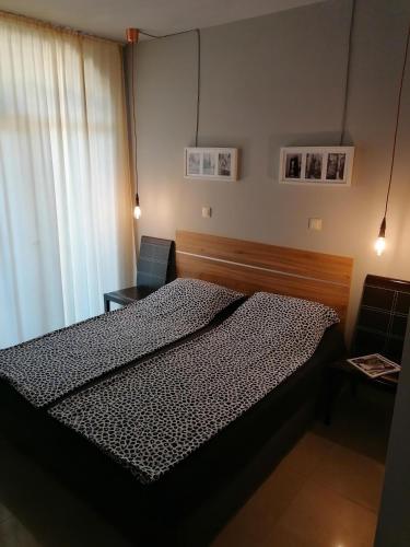 a bedroom with a bed and a window at Casa do Farol - апартамент с басейн до плажа на къмпинг "Градина" in Chernomorets