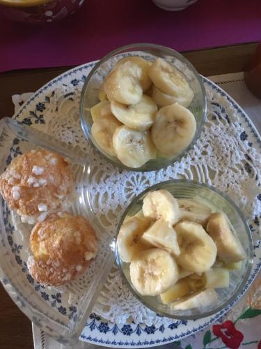 Duas taças de bananas e donuts numa mesa. em Gîte Orget em Saint-Macaire