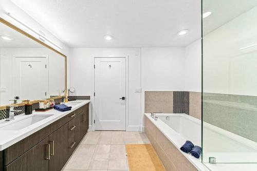 a bathroom with two sinks and a bath tub at Blue Water Views Luxury Retreat In MDR/VENICE in Los Angeles