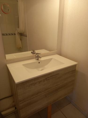 y baño con lavabo blanco y espejo. en Holidayland Residence Plein Sud villa 60m2 6 couchages, en Narbonne-Plage