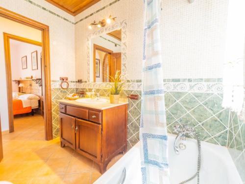 łazienka z wanną i umywalką w obiekcie Cubo's Villa Teresa w mieście Alhaurín el Grande