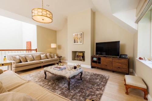 a living room with a couch and a tv at Luxury 4 bedroom Lodge Mount Juliet Estate Thomastown Kilkenny in Oldtown