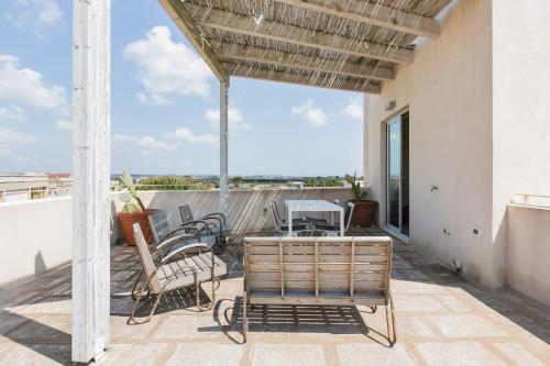 d'une terrasse avec des chaises et une table sur un balcon. dans l'établissement Wp Relais apartments, à Diso