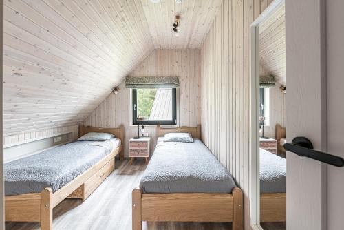 Ένα ή περισσότερα κρεβάτια σε δωμάτιο στο Evita - 'Virš Ąžuolų' - Forest SPA - Horses - Lake