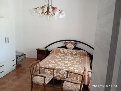 comedor con mesa, sillas y lámpara de araña en Villa rizzieddru, en Galatone