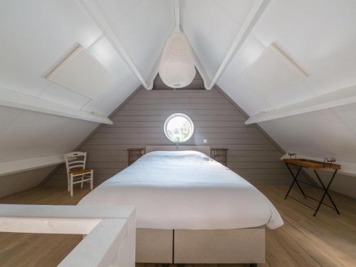 Un dormitorio con una cama grande en un ático. en B&B Hoeve Klein Haneveld, en Sint-Oedenrode