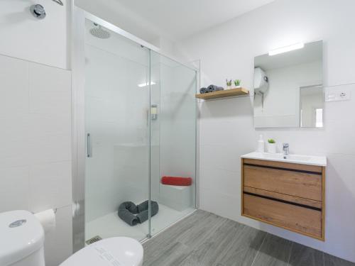 Un baño con ducha, inodoro y lavabo. en LuxuryFlats La Isleta - 2BR - Balcony - Parking - Beach, en Las Palmas de Gran Canaria