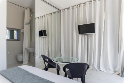 Una televisión o centro de entretenimiento en Calcebianca