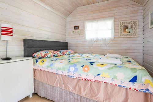 Ein Bett oder Betten in einem Zimmer der Unterkunft Loistava Aurinkoranta Mökki