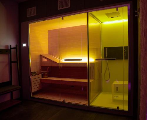 y baño con ducha de cristal y luz. en MANTRA Suite&Rooms en Acerenza