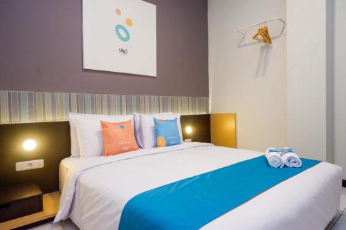 Katil atau katil-katil dalam bilik di Sans Hotel Good Wish Semarang