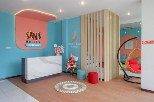 Postel nebo postele na pokoji v ubytování Sans Hotel Good Wish Semarang