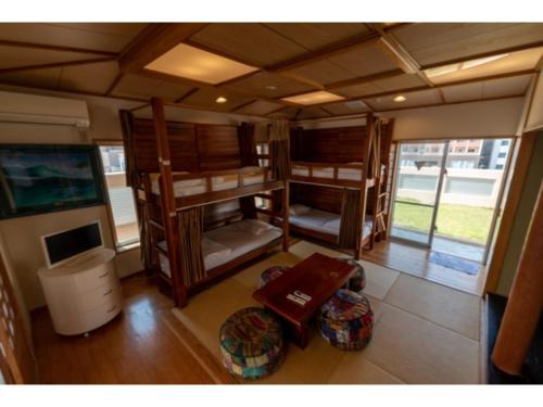 - une vue de tête sur une chambre avec 4 lits superposés dans l'établissement Okinawa Guest House GRAND Naha - Vacation STAY 50086v, à Naha