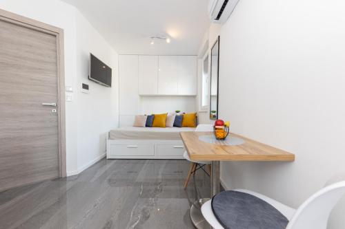 New Studio for 2, Free Private Garage Spot, Wi-Fi, 200 m from Mall of Split