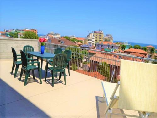 a patio with a table and chairs on a balcony at Residenza Paradiso in Bellaria-Igea Marina