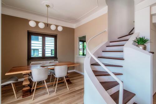 - un escalier dans une maison avec une salle à manger et une table dans l'établissement Villa Sofia, à Côme