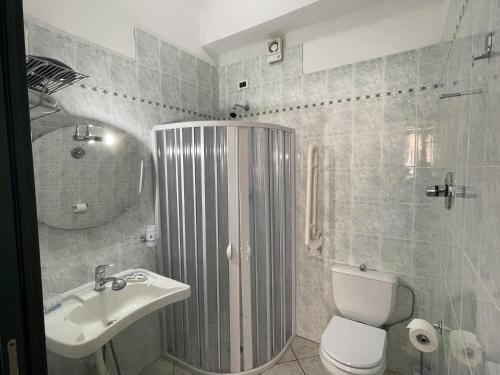 フォッローニカにあるCasa Carlottaのバスルーム(シャワー、トイレ、シンク付)