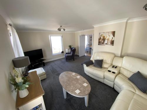 Гостиная зона в Eastcliffe Penthouse, 2 beds & bathrooms with parking