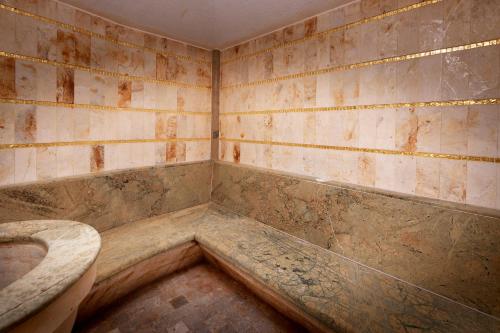 a dirty bathroom with a tub and a sink at Engels Park in Vipiteno