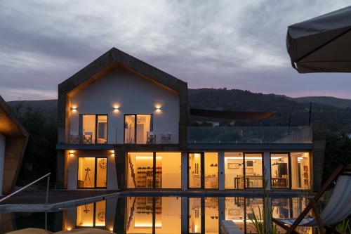 a house with a lot of glass windows at Quinta da Sra Marocas in Covilhã