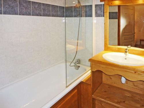 une salle de bain avec un lavabo et une douche dans l'établissement Appartement cosy 6 pers avec piscine, sauna et accès direct aux pistes - Les Orres 1800 - FR-1-322-329, aux Orres