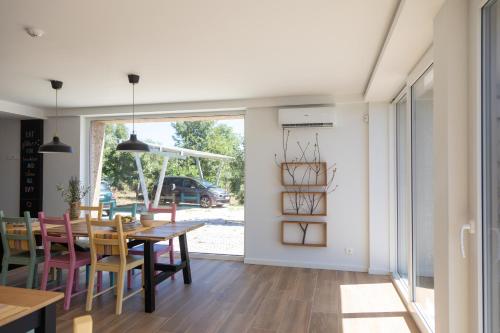uma sala de jantar e sala de estar com mesa e cadeiras em Quinta da Sra Marocas na Covilh